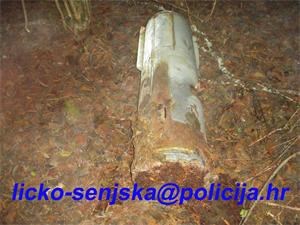Slika FOTKE ZA VIJESTI/avio bomba-prazna u medackoj plantazi.jpg